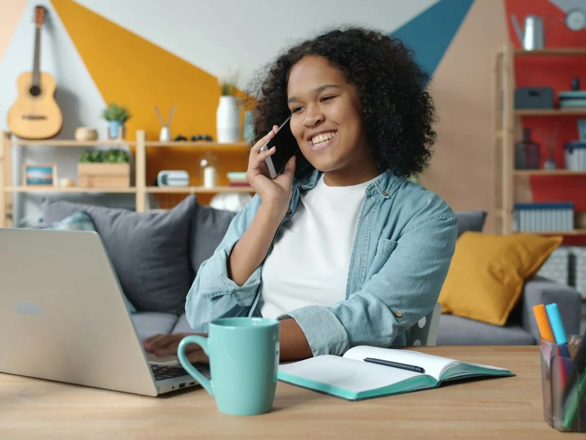 Cliente da NETS Telecom usando o celular em casa com internet de fibra óptica